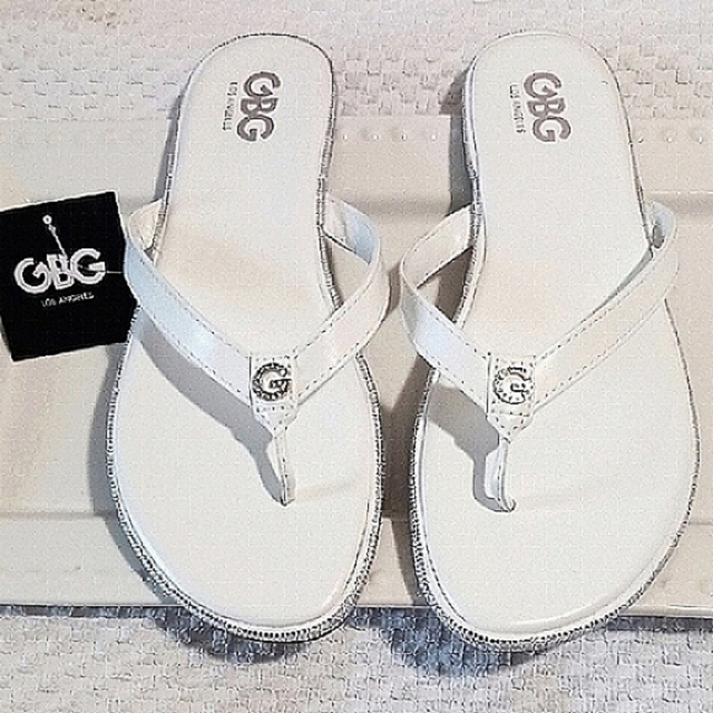 GBG Los Angeles ⚜️White Embelished Detail Sandals 10. ⚜️👑⚜️ Elegant!